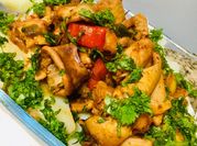 Una foto de cilantro y calamares