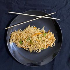 A picture of Spicy Schezwan Hakka Noodles.