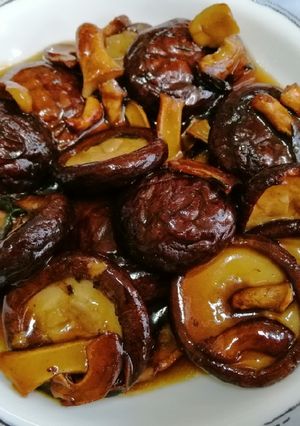 A picture of Fried Fresh Shiitake Mushrooms with Soy Sauce.
