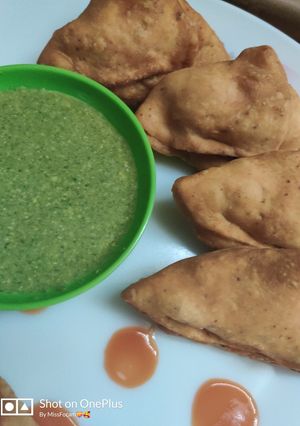 સમોસા (Samosa Recipe In Gujarati) રેસીપી મુખ્ય ફોટો