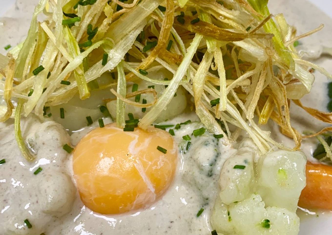 Menestra de verduras con salsa de hongos y yema de huevo