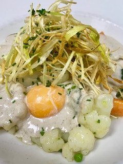 Una foto de Menestra de verduras con salsa de hongos y yema de huevo