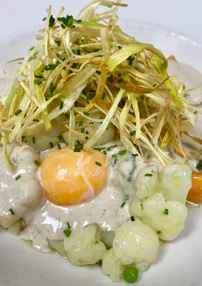 Una foto de Menestra de verduras con salsa de hongos y yema de huevo