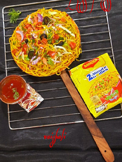 મેગી પીઝા (Maggi Pizza recipe in Gujarati) રેસીપી મુખ્ય ફોટો