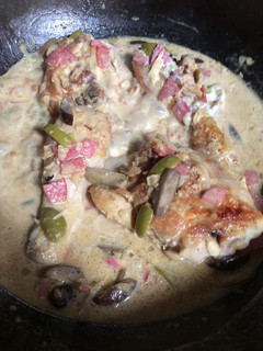 Una foto de Pollo al oliva en wok