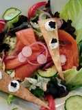 Ensalada mixta con salmón ahumado y caviar