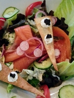 Una foto de Ensalada mixta con salmón ahumado y caviar