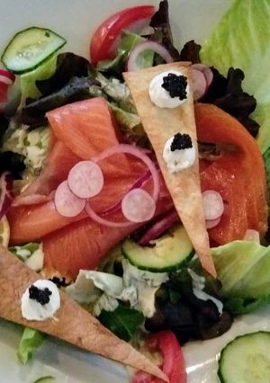 Una foto de Ensalada mixta con salmón ahumado y caviar