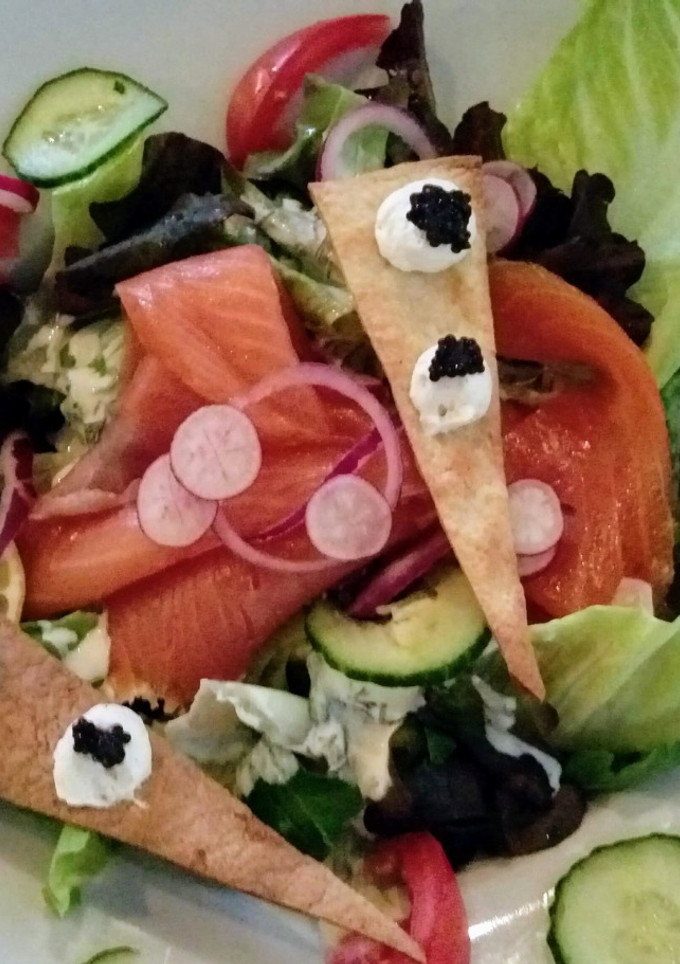 Una foto de Ensalada mixta con salmón ahumado y caviar