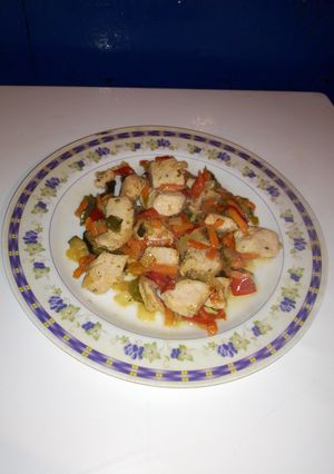 Una foto de Pavo marinado al romero con verduras 👩‍🍳