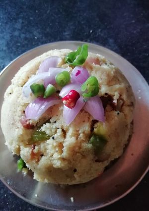 रवा उपमा (Rava Upma recipe in Hindi) रेसिपी मुख्य फोटो