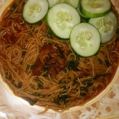 A picture of Jollof din taliya da alayyahu.