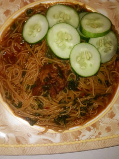 A picture of Jollof din taliya da alayyahu.