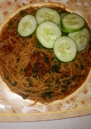 A picture of Jollof din taliya da alayyahu.