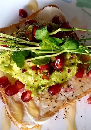 A picture of Avacado on toast.