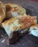 Empanadas de carne cortada a cuchillo con cebolla desflemada
