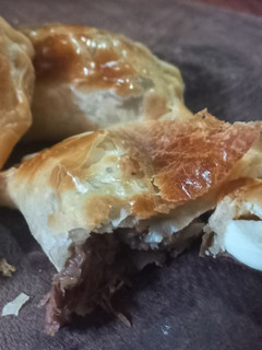 Una foto de Empanadas de carne cortada a cuchillo con cebolla desflemada
