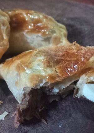 Una foto de Empanadas de carne cortada a cuchillo con cebolla desflemada