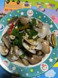 ผัดหอยลายใส่ใบโหระพา