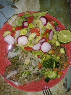Una foto de Quinoa con vegetales