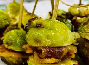 Hình của món Finger Food 8👌: Bắp cải Brussels tí hon - xiên bacon - Rau củ nướng.