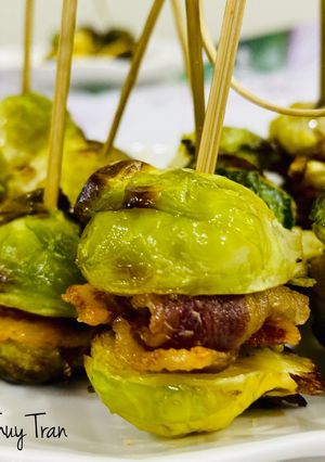Hình của món Finger Food 8👌: Bắp cải Brussels tí hon - xiên bacon- Rau củ nướng.