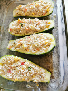 Una foto de Zapallo italiano relleno con salsa blanca