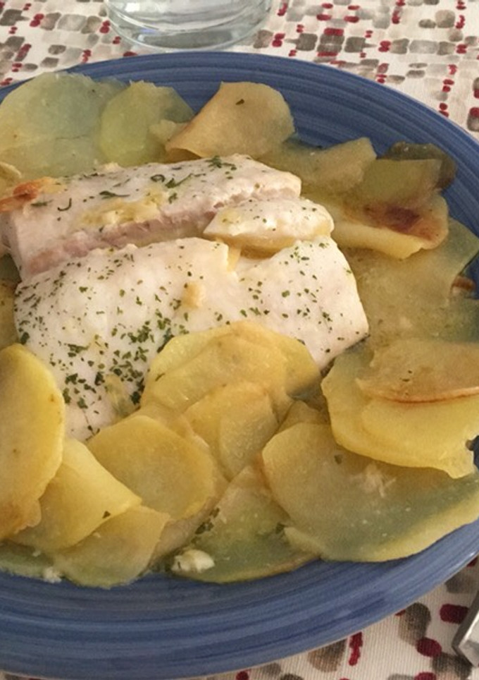 Una foto de Merluza con patatas en vinagre