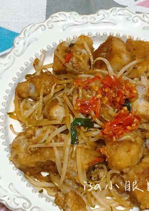 A picture of Stir-Fried Taro Cake with Bean Sprouts.