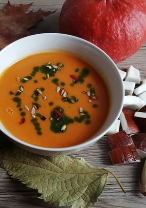 Une photo de Velouté potimarron🥥 coco citronnelle 🌶️parmesan🧀