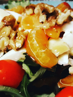 Una foto de Ensalada de mozzarella, nueces, mandarina y salsa de Pedro Ximénez