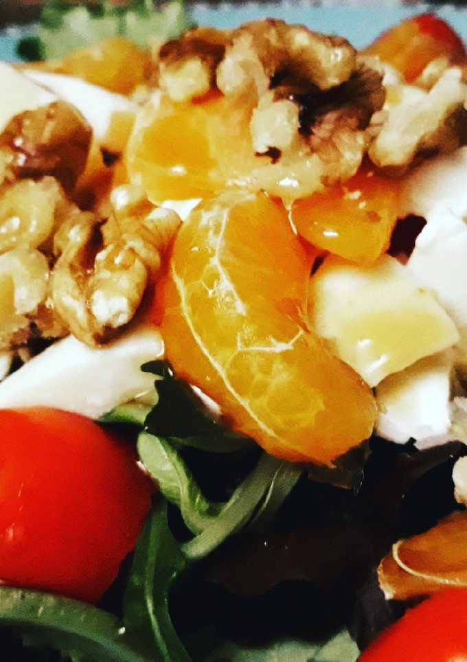 Una foto de Ensalada de mozzarella, nueces, mandarina y salsa de Pedro Ximénez