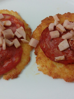 Una foto de Cocas de parmesano con fiambres