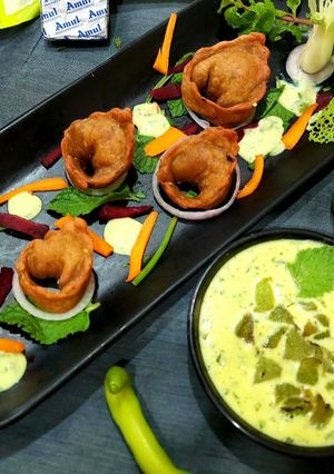 A picture of Smoky Paneer Bites With Cheesy Minti Capsicum Dip.