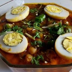 A picture of Anday cholay ka salan.