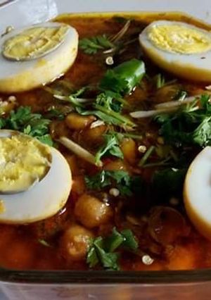 A picture of Anday cholay ka salan.