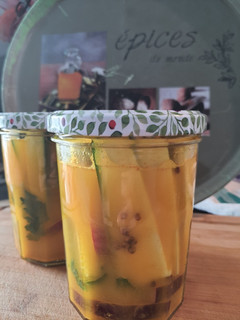 Une photo de Pickels de courgette au curcuma