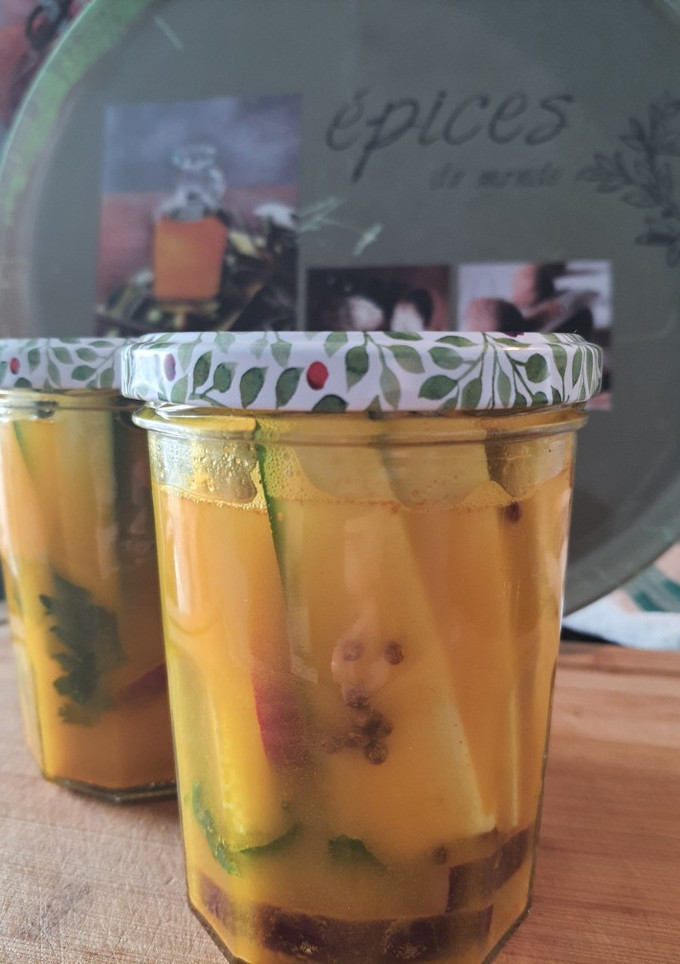 Une photo de Pickels de courgette au curcuma