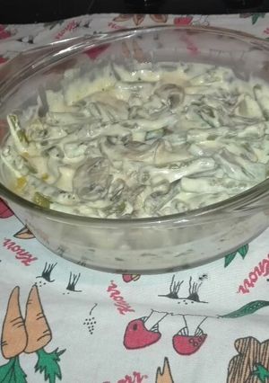 A picture of Green beans and mushrooms salad.