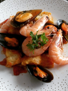 Una foto de Zarzuela de pescado y marisco
