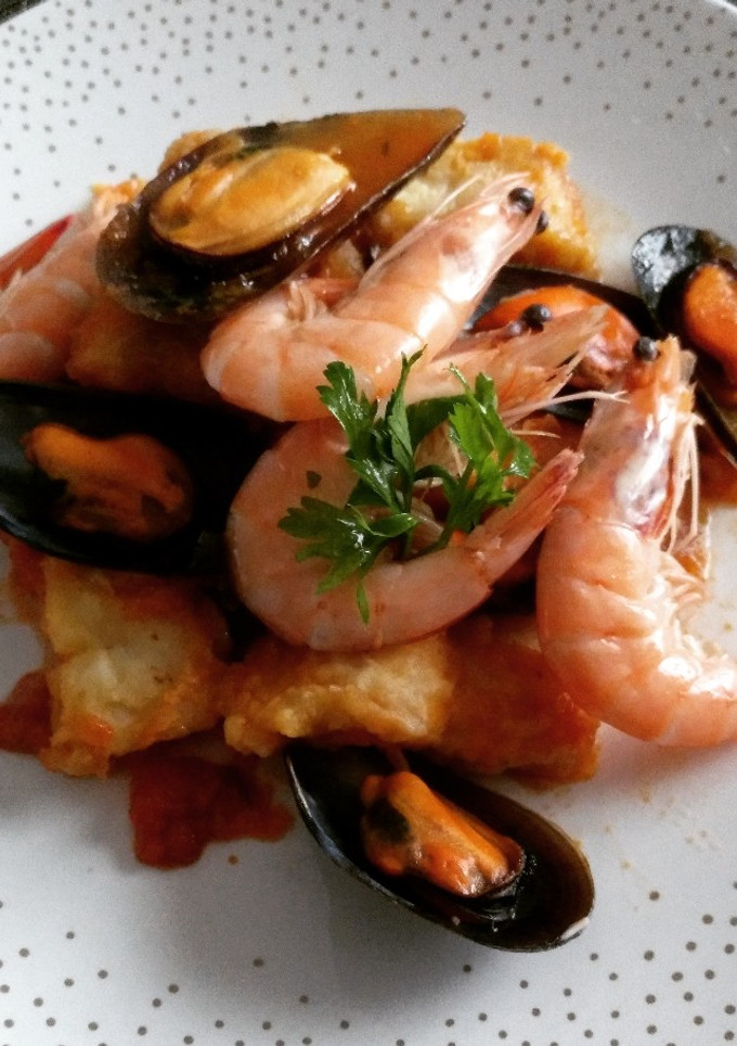 Una foto de Zarzuela de pescado y marisco