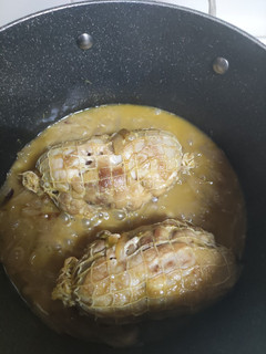 Una foto de Muslos de pollo rellenos en salsa de naranja