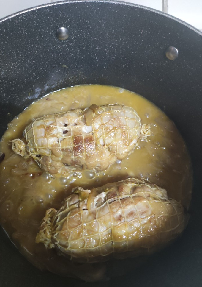 Una foto de Muslos de pollo rellenos en salsa de naranja