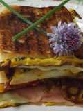Sándwich triple calentito con tortilla de cebollinos