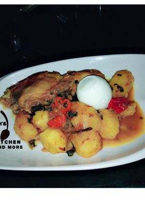 A picture of Potatoes soup with boiled egg.