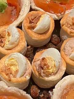 Una foto de Vol au vent con paté de melva y huevo de codorniz