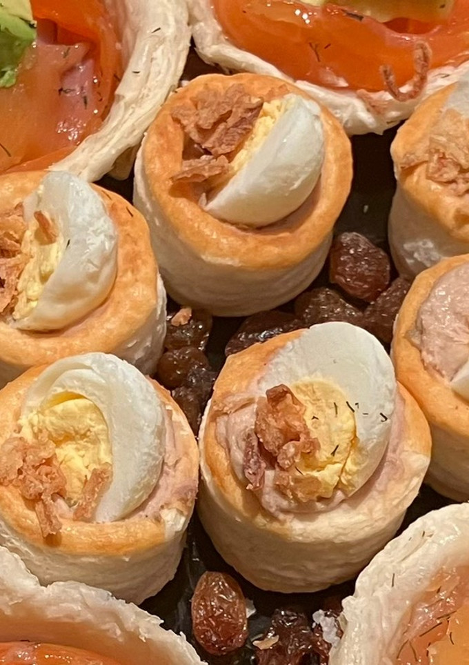 Una foto de Vol au vent con paté de melva y huevo de codorniz