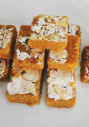 A picture of Besan barfi or Mohan Thal.