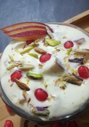 A picture of Custard mixed fruits.