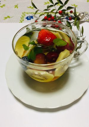 Una foto de Limonada refrescante con Menta y frutas frescas !